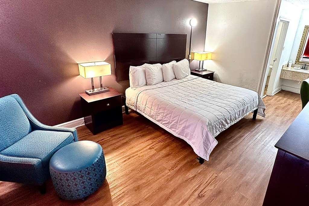 Travelodge By Wyndham Baton Rouge East Room photo