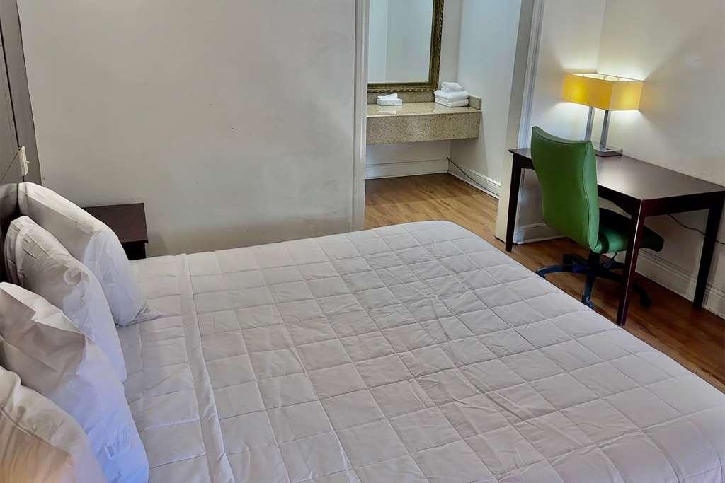 Travelodge By Wyndham Baton Rouge East Room photo