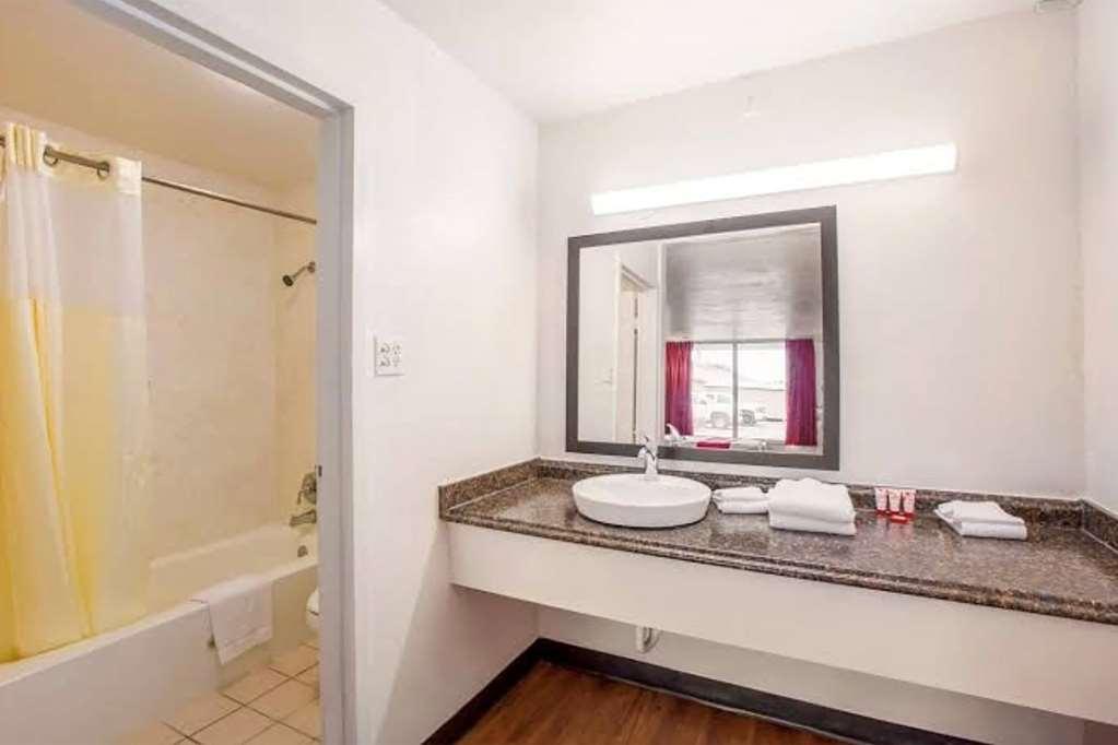 Travelodge By Wyndham Baton Rouge East Room photo